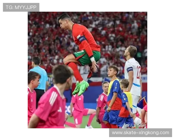 足球球星亲密互动展现友谊激情点燃绿茵场内外无限魅力